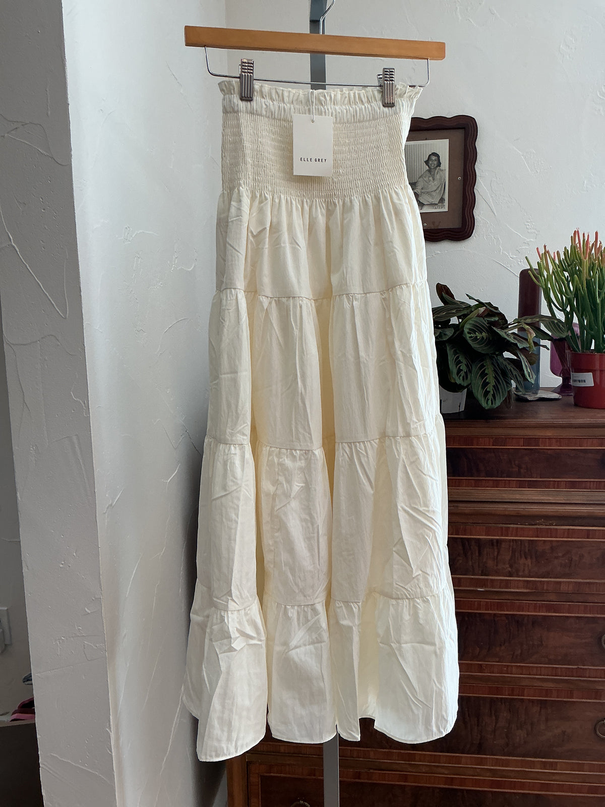 Elle Grey Textured smocked waistband tiered midi skirt